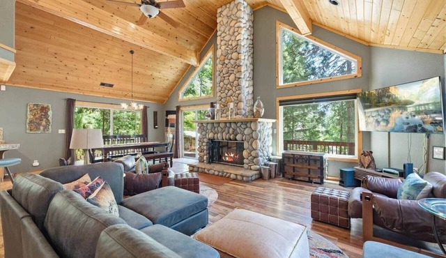 Black Bird Lodge~ Minutes from Lake & Skiing