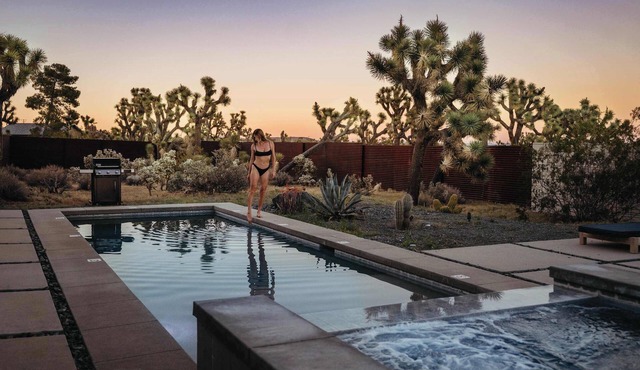 Black Butterfly Luxury Pool, Hot Tub & Fire Pit
