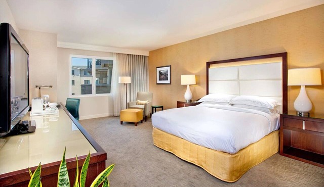 Breathtaking Coastal Views! Pet-friendly, Onsite Swimming Pool and Parking!
