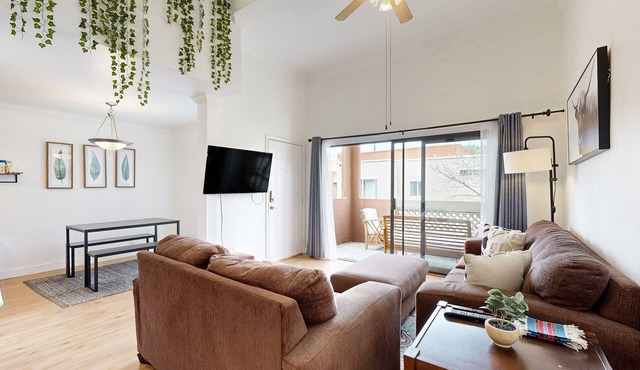 Bright condo with pool, hot tub, gym & ideal downtown Scottsdale location