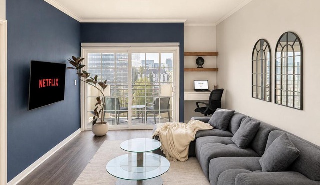 Bright & Spacious in Iconic LA Neighborhood Free parking - 10mins to Cedars