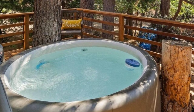 Cabin in the Woods "Sky Rock Lodge" with Hot Tub, walk to town with a/c units