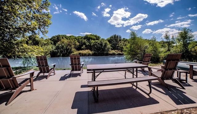 Camp Verde River Retreat on River,2 blocks to Downtown AC,WIFI, Kayaks, Fishing