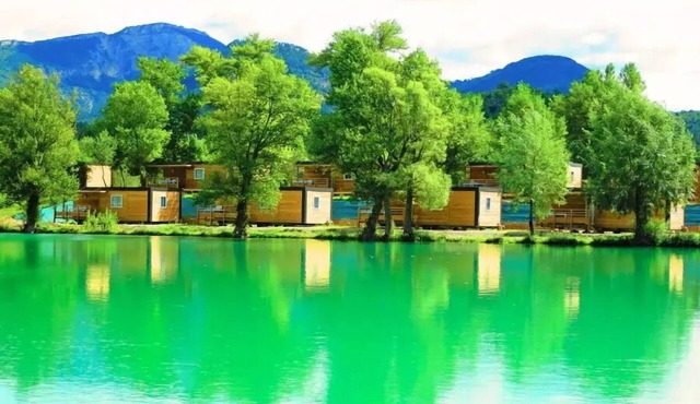 Camping Le Lac Bleu* - Premium Space 33m² - TV air conditioning for 6 people