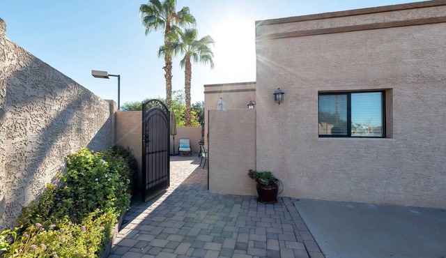 Casita with private entrance and courtyard with on premises and street parking