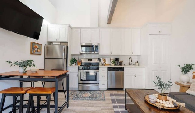 Central & Sunny Designer Living! Mins to Downtown