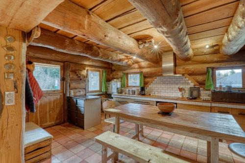 Chalet au bord d'un étang privé, Massif du Sancy