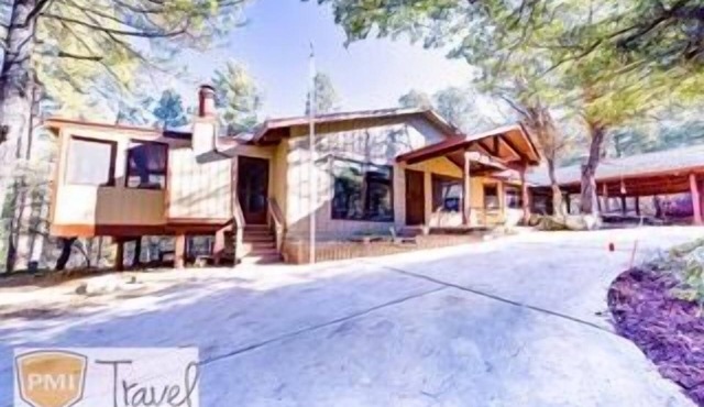 Chalet in the Pines *Hot Tub *Fireplace
