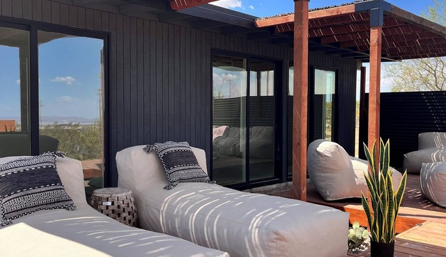 Champagne Supernova Modern Desert Chic w/Stunning views.Hot Tub & Pool Table!
