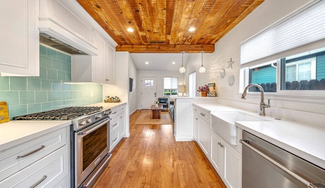 Charming 2 BDR Seaside Cottage Perfect for Couples – Only 5 Minutes to the Beach