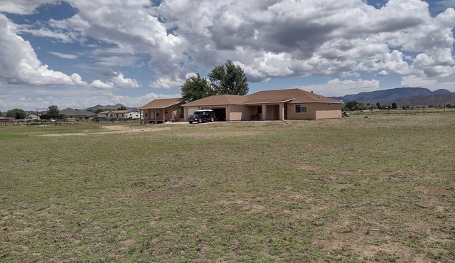 Charming 2-bedroom cottage in wonderful Prescott Valley with WiFi, AC