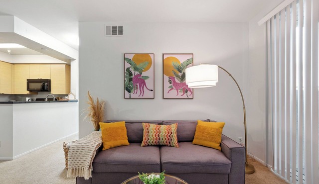 Charming 2-bedroom apartment with pool, jacuzzi and gym in Marina Del Rey!