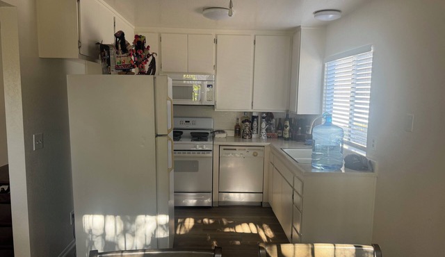 Charming 2-bedroom apartment with WiFi, AC in fantastic Santa Barbara