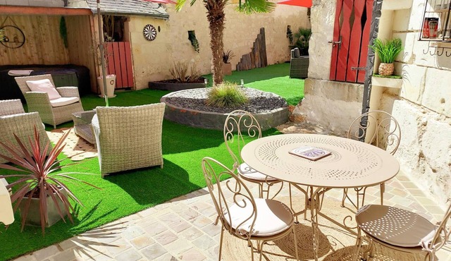 Charming Bourgueil Getaway: Spa, Garden, Modern Amenities, Near Loire Châteaux