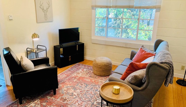 Charming & bright 1-bedroom apartment in peaceful Sacramento with AC/parking