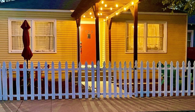 Charming Cottage Walking Distance to Downtown! 2 King beds and gas fire pit