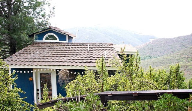 Charming Cottage with Incredible Views and Hot-tub in Rainbow, California