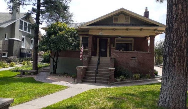 Charming Downtown Historic Cottage. Walk to Downtown!