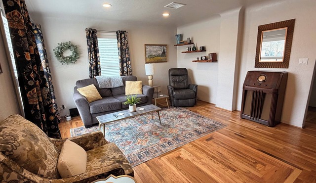 Charming Mid-Century Modern 2 BR Steps to Dining, Coffee, Trails & YRMC Hospital