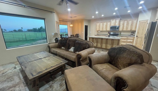 Charming Queen Creeks R6 Ranch 4-bedroom house with WiFi and AC.