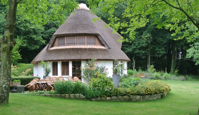 Charming thatched cottage in Morisel