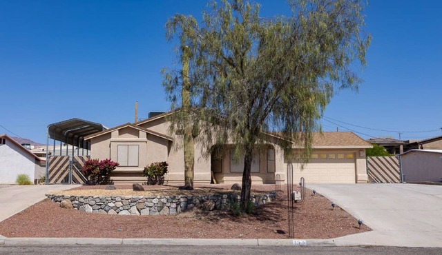 Cheerful 2 bedroom with pool & garage