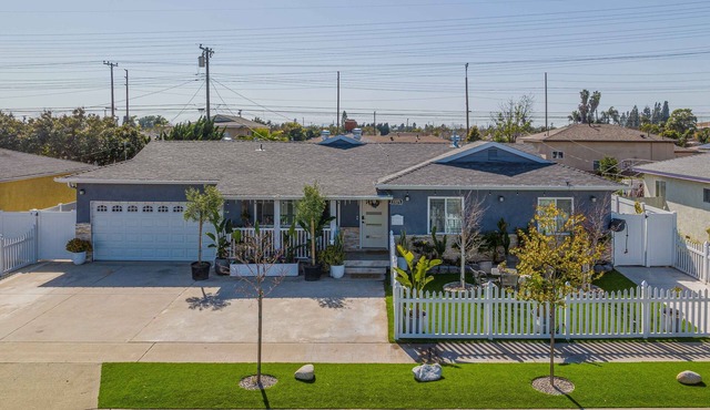 Cheerful and Cozy Home in heart of Orange County , 5 mins Disneyland and Beaches
