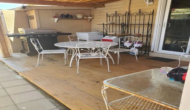 Cheerful,quiet, 2bd 1 bath home + patio, pool, , walk to beach