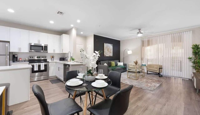Chic 2-Bedroom Pet-friendly, Near Sunrise Peak