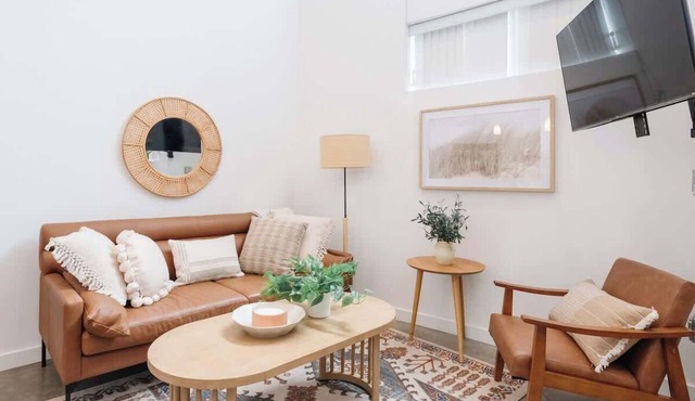 Chic Inner City Pad w/Balcony | Walk Everywhere!