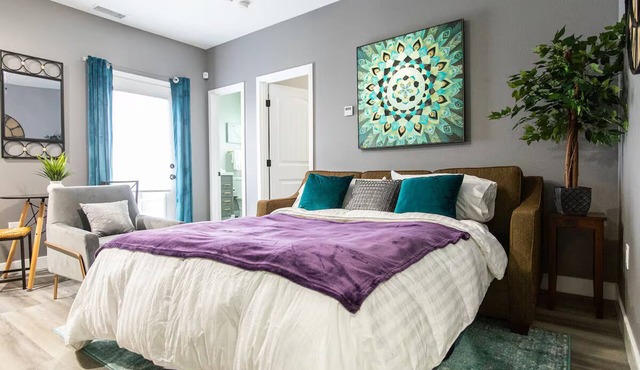 Chic King Suite w/Balcony in Uni Heights