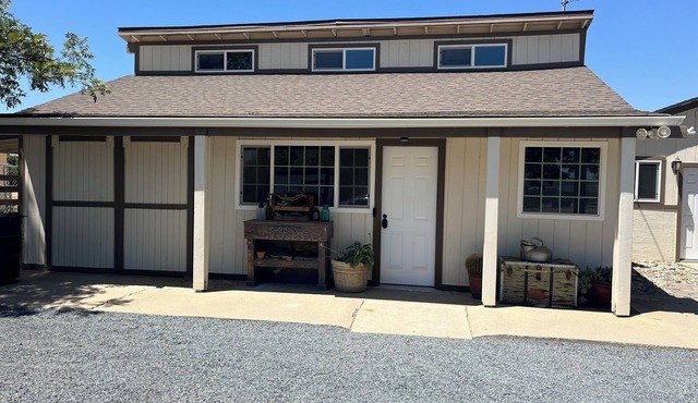Clean Country Home. 3 bedroom home in a quiet side of Fresno close to amenities.