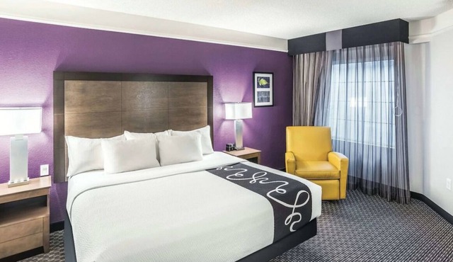 Close to Lowell Observatory! FREE Parking and FREE Breakfast! Onsite Pool!