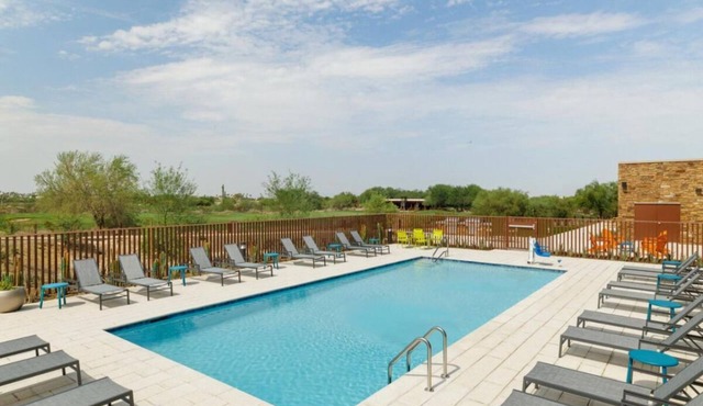 Comfort and Convenience! Pool, Free Breakfast, Free Parking, Pet-friendly!