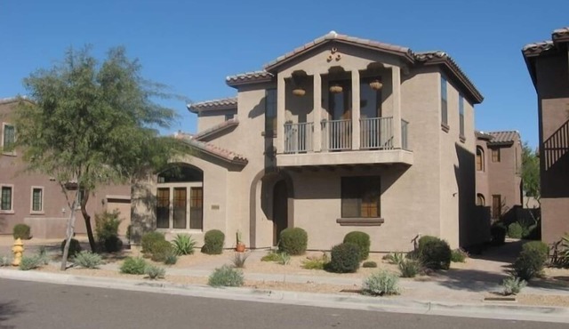 Comfortable, Quiet, Gated Family Home, 2 Pools, 2 TVs/Bluray, Internet, Coal BBQ in Phoenix