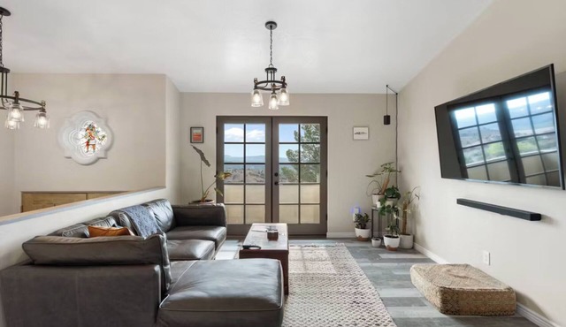 Contemporary, elevated, open-concept chateau with 4-bedrooms - Sedona Views