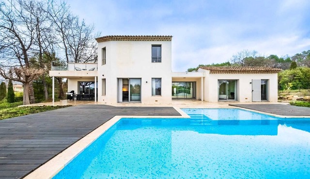 Contemporary 170 m² villa with swimming pool and garage on 2500 m² of wooded grounds.