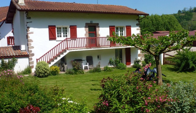 Cottage detached house and its garden 4 to 7 people in Bidarray