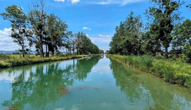 Cottage Flottant Insolite Terrasse Nature Pêche Près Dijon in Ouges