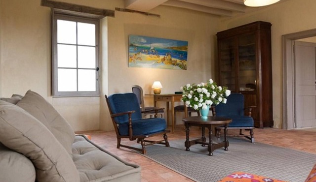 Country Retreat near Le Mans: 8 Guests, Near Zoo, Cycle Paths, and More! in Bazouges-sur-le-Loir