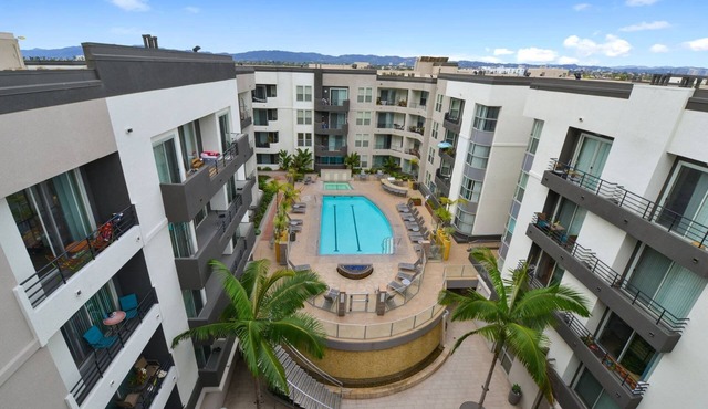 Cozy 1-Bedroom by the Ocean · Free Parking · Pool · Gym · Hot Tub · BBQ