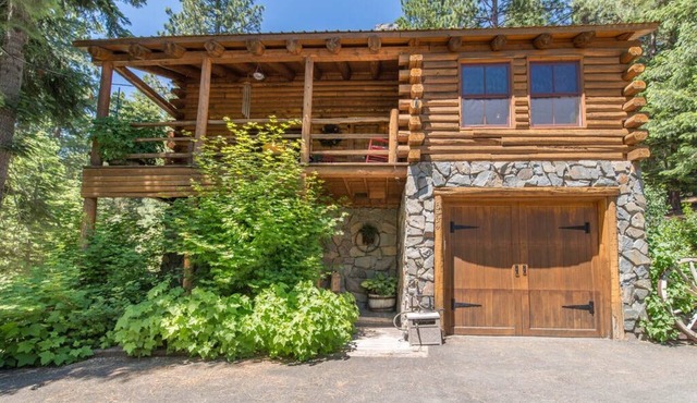 Cozy 3-Bdrm Log Cabin Retreat in Truckee, Sleeps-8, Hot Tub, 2 Acres of Serenity