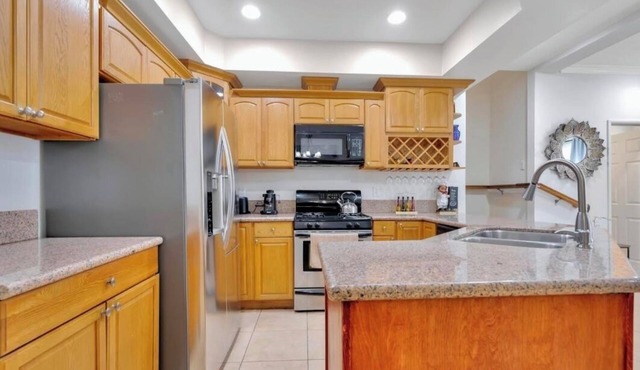 Cozy 3-bedroom townhome in adorable Downey with AC, WiFi