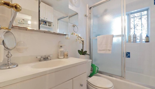 Cozy bungalow in charming Venice with WiFi, AC, heating, washer and dryer.
