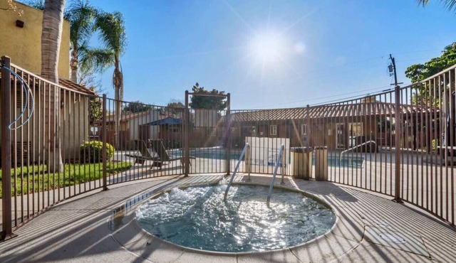 Cozy Condo with Pool + Hot Tub!