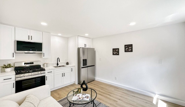 Cozy cottage in enchanting Imperial Beach with WiFi, AC on a super quiet street.