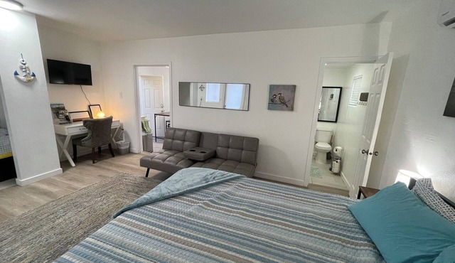 Cozy Cottage Near Oceanside Pier - Remodeled & Brand New