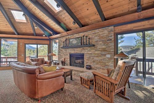 Cozy 'Grand Woodland' Cabin w/Mountain Views