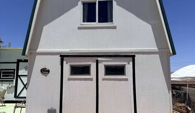 Cozy kid friendly Barn-dominiom” in Kingman