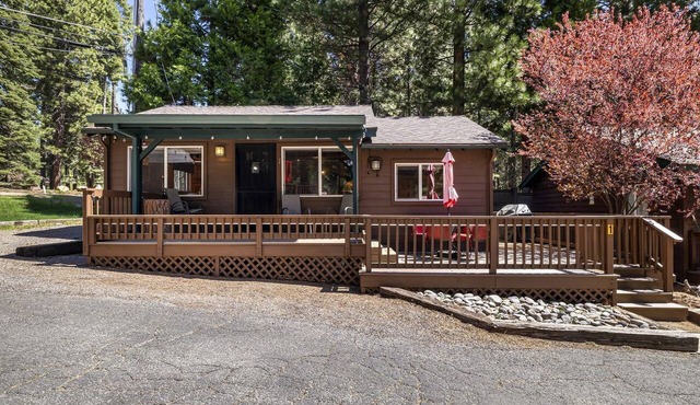 Cozy Lakeside Cabin, Steps from Lake Almanor and Close to Lassen Volcanic National Park in California